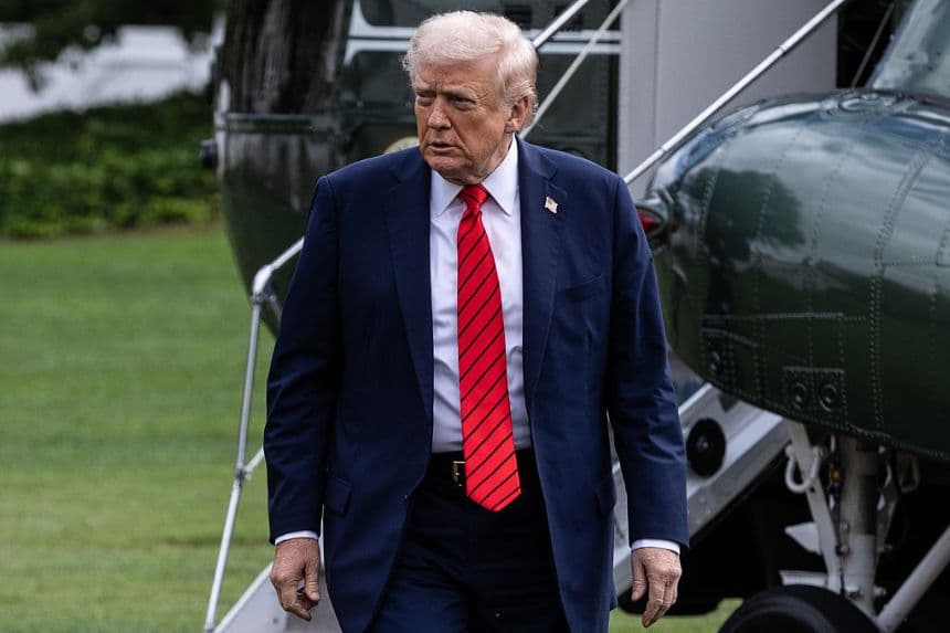 El presidente de EE. UU., Donald Trump, regresa a la Casa Blanca tras una visita al Centro Médico Militar Nacional Walter Reed el 10 de octubre de 2025 en Washington, DC. El presidente Trump viajó a Walter Reed para visitar a las tropas y someterse a un chequeo médico. (Anna Rose Layden/Getty Images)