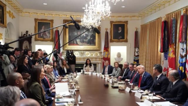 Suspende intento de Trump de condicionar fondos contra violencia doméstica a grupos que promueven el DEI