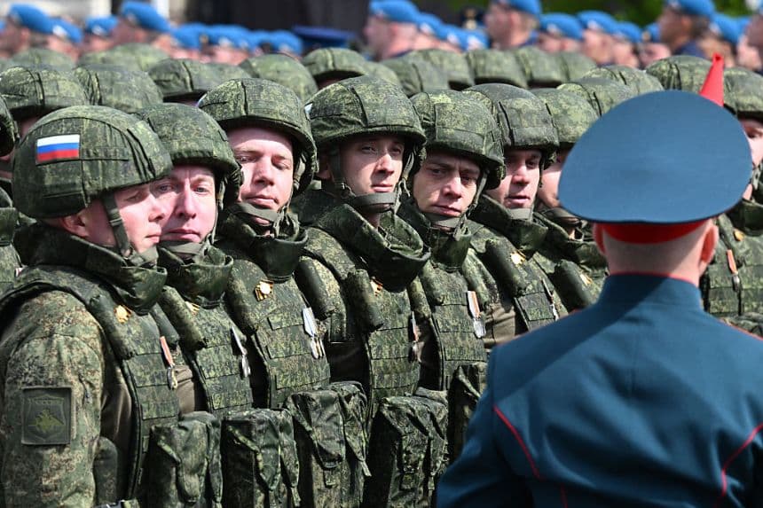 Soldados rusos, participantes en la denominada "operación militar especial" en Ucrania, desfilan por la Plaza Roja durante el desfile militar del Día de la Victoria en el centro de Moscú, el 9 de mayo de 2025. (KIRILL KUDRYAVTSEV/AFP a través de Getty Images)
