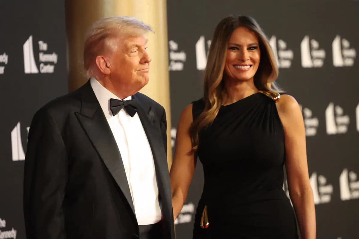 El presidente Donald Trump (izquierda) y la primera dama Melania Trump llegan para asistir a la noche de estreno de "Los Miserables" en el Kennedy Center de Washington, el 11 de junio de 2025. (Alex Wroblewski/AFP vía Getty Images)