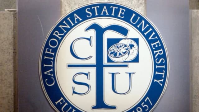 Newsom firma proyecto de ley para la admisión automática de estudiantes en universidades del estado