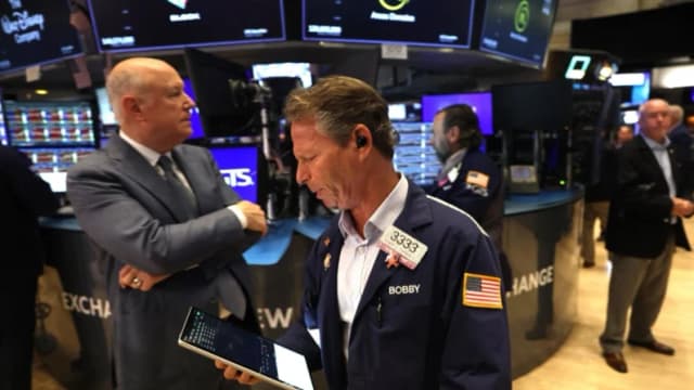 Wall Street sufre fuerte caída por disputa comercial EE. UU.-China