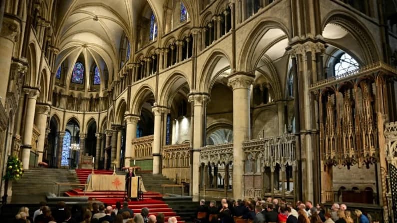 Vance y Musk critican exposición de grafitis en la catedral de Canterbury, en el Reino Unido