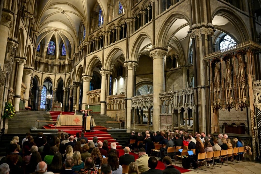 Vance y Musk critican exposición de grafitis en la catedral de Canterbury, en el Reino Unido