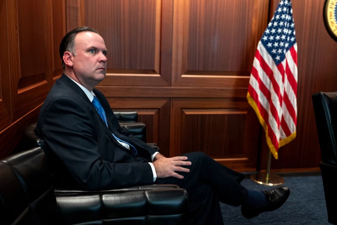 El subjefe de gabinete de la Casa Blanca, Dan Scavino, se sienta en la Sala de Situación mientras supervisan la misión que destruyó tres instalaciones iraníes de enriquecimiento nuclear, en la Casa Blanca, el 21 de junio de 2025. (Daniel Torok/La Casa Blanca a través de Getty Images)