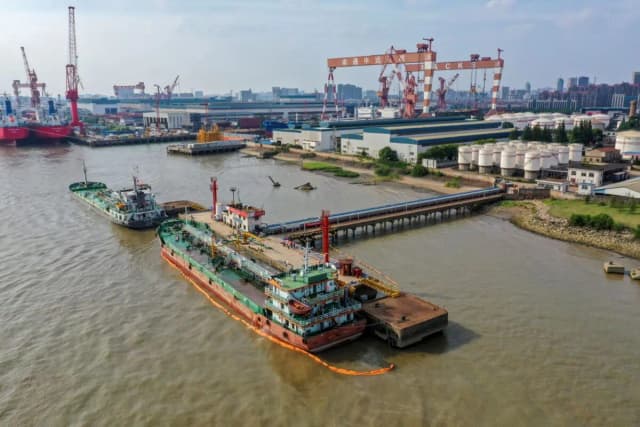 Petroleros en una terminal del depósito de petróleo Sinopec Yaogang en Nantong, provincia de Jiangsu, China, el 11 de junio de 2019. (Stringer/Reuters)