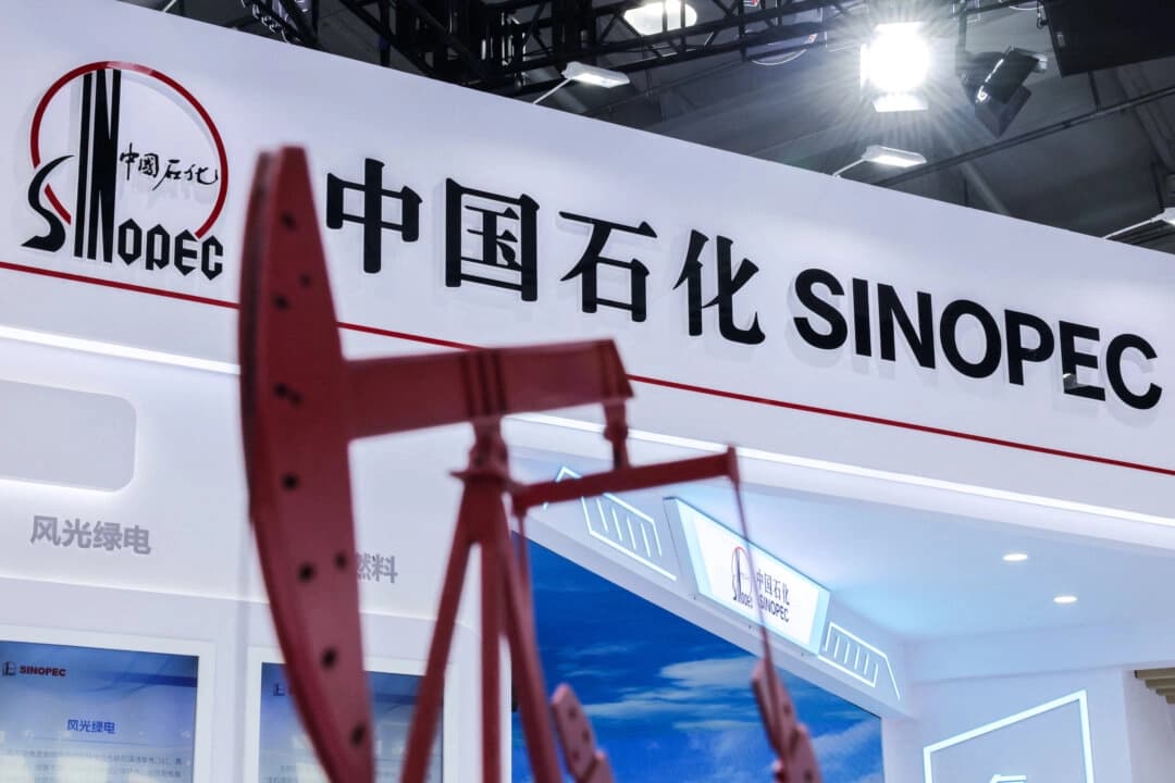 Una maqueta de una bomba de petróleo junto al logotipo de China Petroleum & Chemical Corporation, o Sinopec, en el stand de la empresa en la Feria Internacional de Comercio de Servicios de China (CIFTIS) en Beijing, China, el 11 de septiembre de 2025. (Maxim Shemetov /Reuters)