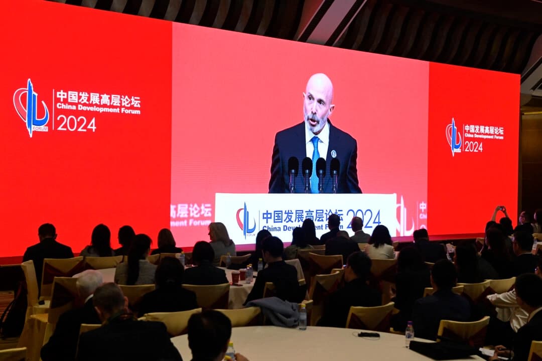 Evan Greenberg, presidente y director ejecutivo de Chubb Ltd., en una pantalla de transmisión en directo mientras habla en la cumbre económica realizada para el Foro de Desarrollo de China en la Residencia Oficial de Diaoyutai en Beijing el 24 de marzo de 2024. (Parker Song/Pool/AFP vía Getty Images)