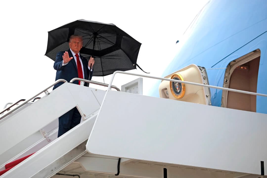 Hamas podría liberar a los rehenes "un poco antes de lo previsto", dijo Trump de camino a Israel