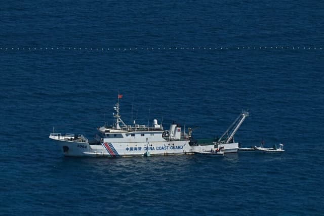 Buque chino embiste a un barco filipino en aguas disputadas