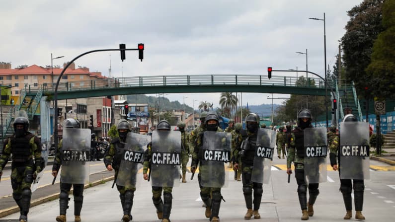Protesta del 12 de octubre contra Noboa termina en represión con gas lacrimógeno en Ecuador