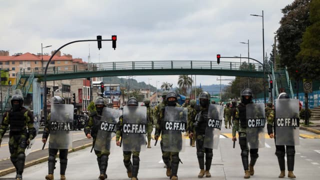 Protesta del 12 de octubre contra Noboa termina en represión con gas lacrimógeno en Ecuador