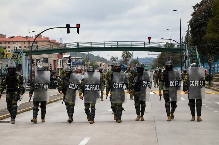 Integrantes de la Policía de Ecuador custodian una manifestación en el marco del Día de la Interculturalidad y Plurinacionalidad este domingo, en Quito, Ecuador. (EFE/ Gianna Benalcazar)