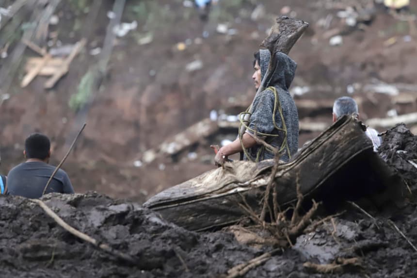 Una persona observa una zona afectada por las fuertes lluvias este domingo, en Huauchinango (México). (EFE/ Hilda Ríos)