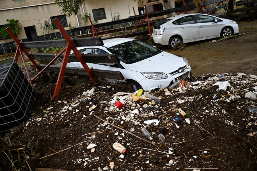 Vista general de coches y residuos arrastrados durante la mañana de este lunes cuando la dana que desde ayer azota el sur de Cataluña ha provocado 69 incidentes que han dejado a 18 personas heridas, una de ellas de gravedad. (EFE/Andreu Esteban)