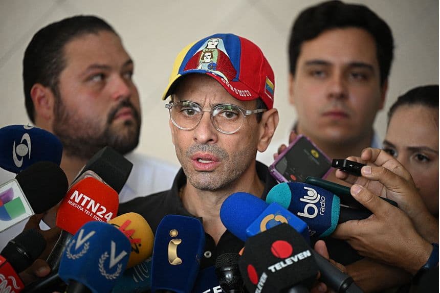 El líder opositor venezolano y candidato a diputado Henrique Capriles Radonski habla con los periodistas tras votar en las elecciones regionales celebradas en Caracas, el 25 de mayo de 2025. (FEDERICO PARRA/AFP vía Getty Images)
