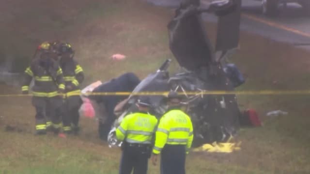 Avión se estrella en autopista de Massachusetts, mueren dos personas y una resulta herida