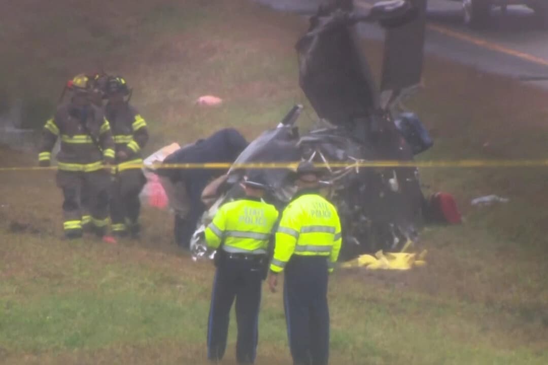 La escena tras el accidente de una avioneta en una autopista de Dartmouth, Massachusetts, el 13 de octubre de 2025. (WCVB-TV vía AP)