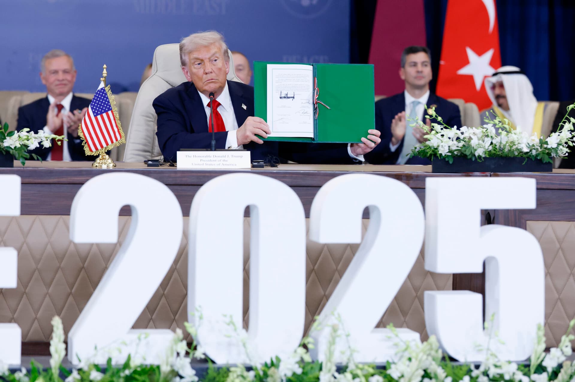 El presidente de Estados Unidos, Donald Trump, firma un acuerdo de alto el fuego en Gaza en Sharm El-Sheikh, Egipto, el 13 de octubre de 2025. El presidente Trump se encuentra en Egipto para reunirse con líderes europeos y de Oriente Medio en lo que se ha calificado como una cumbre internacional por la paz, tras el inicio de un acuerdo de alto el fuego negociado por Estados Unidos para poner fin a la guerra en la Franja de Gaza. (Chip Somodevilla/Getty Images)