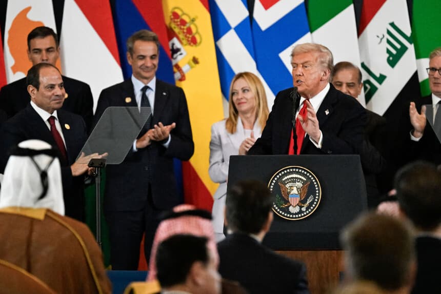 El presidente Donald Trump pronuncia un discurso durante una cumbre sobre la Franja de Gaza en Sharm el-Sheikh, Egipto, el 13 de octubre de 2025. (Khaled Desouki/AFP a través de Getty Images).