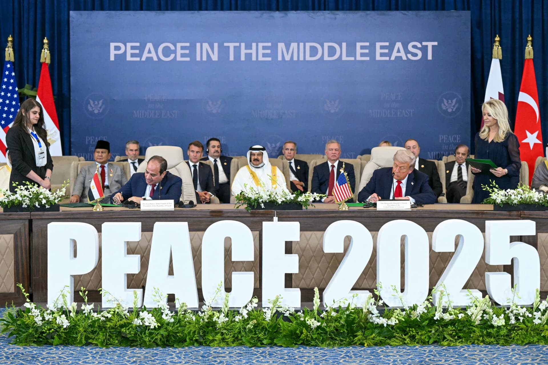 El presidente de Estados Unidos, Donald Trump (derecha), y el presidente de Egipto, Abdel Fattah al-Sisi, firman documentos durante una cumbre sobre Gaza en Sharm el-Sheikh, Egipto, el 13 de octubre de 2025. (Saul Loeb/AFP vía Getty Images)