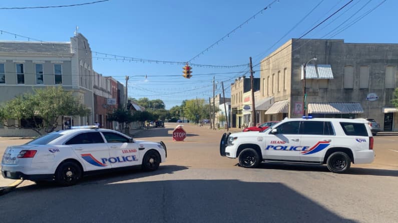 FBI pide ayuda al público para identificar a sospechosos del tiroteo que dejó 6 muertos en Mississippi