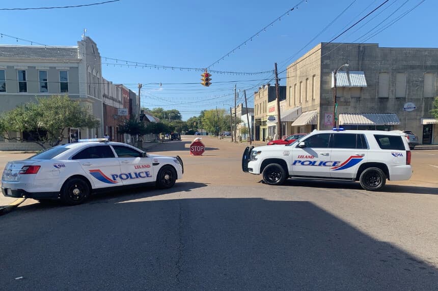 Vehículos policiales estacionados después de un tiroteo mortal el viernes por la noche en el centro de Leland, Mississippi, el sábado 11 de octubre de 2025. (Katie Adkins/AP Photo).