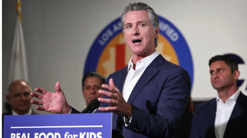 Gobernador de California firma ley que permite a no familiares retirar niños de la escuela