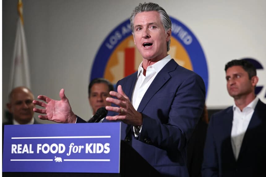 Gobernador de California firma ley que permite a no familiares retirar niños de la escuela