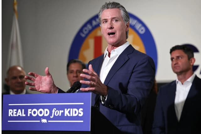 Gobernador de California firma ley que permite a no familiares retirar niños de la escuela