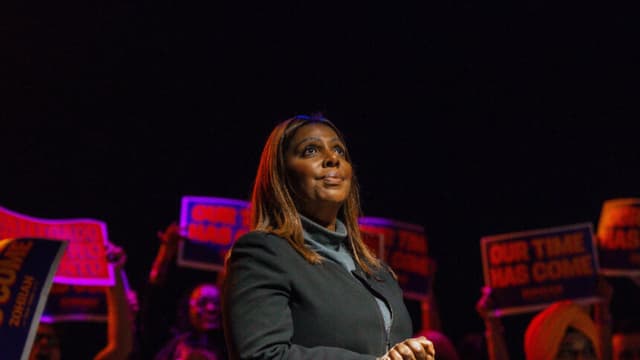 Fiscal general de Nueva York, Letitia James, reaparece en un mitin tras ser acusada formalmente