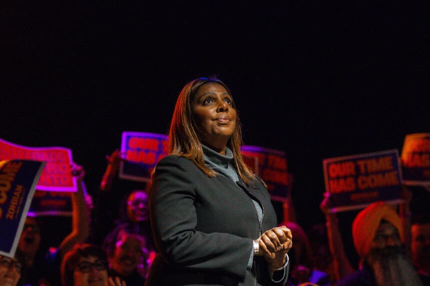 La fiscal general de Nueva York, Letitia James, habla durante un acto en apoyo al candidato a la alcaldía Zohran Mamdani en la ciudad de Nueva York el 13 de octubre de 2025. (Olga Fedorova/AP Photo).