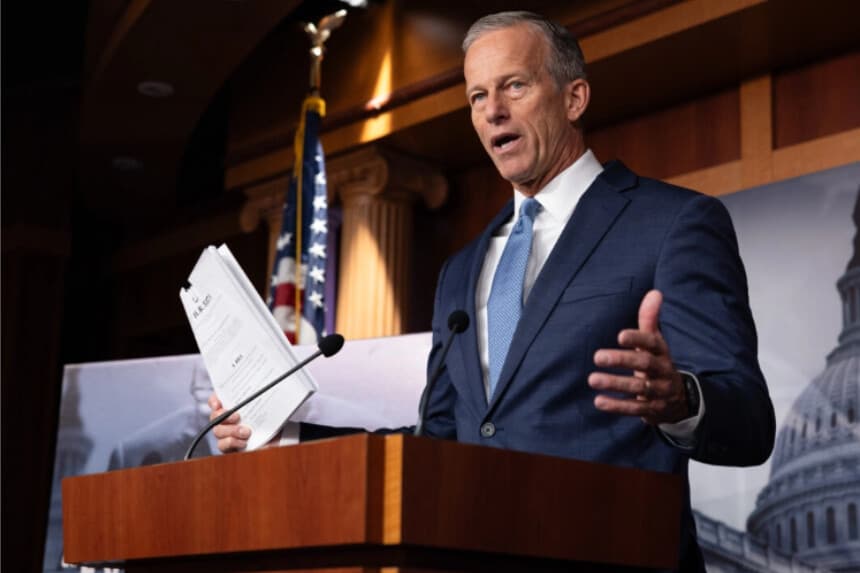 El líder de la mayoría del Senado, John Thune (R-SD), habla durante una rueda de prensa en el décimo día del cierre del Gobierno en el Capitolio de Estados Unidos, en Washington D. C., el 10 de octubre de 2025. (Anna Rose Layden/Getty Images).