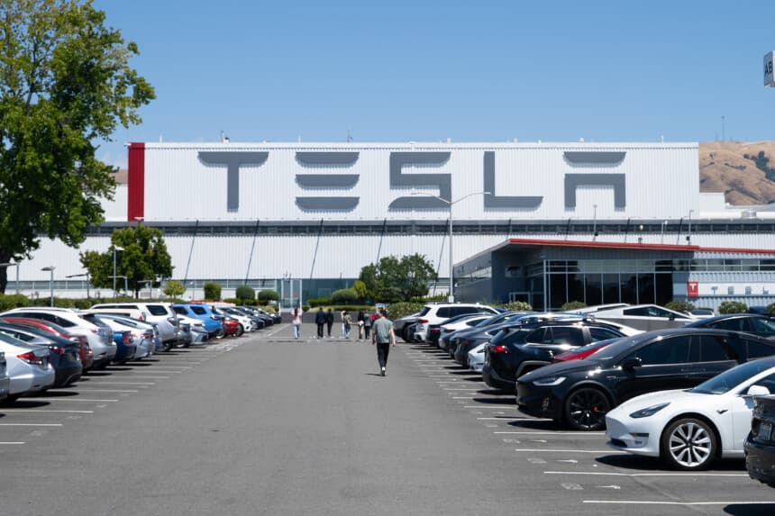 Automóviles Tesla aparcados en un estacionamiento de la fábrica de Tesla en Fremont, California, el 26 de julio de 2025. (Foto de Gary Wang/The Epoch Times).