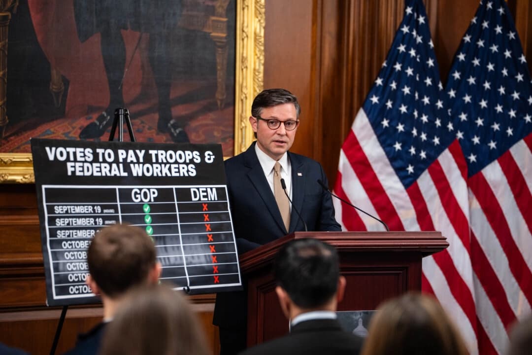 El presidente de la Cámara de Representantes, Mike Johnson, habla con los periodistas en Washington el 13 de octubre de 2025. (Madalina Kilroy/The Epoch Times).
