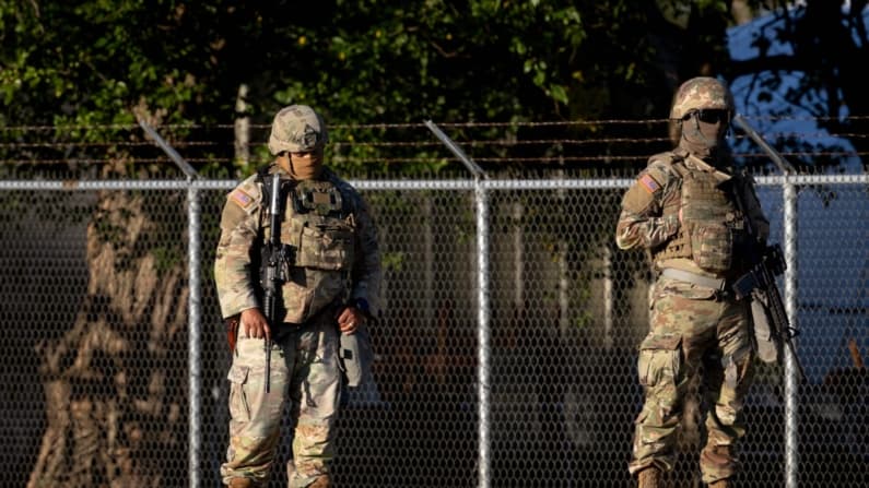 Hegseth retira y reemplaza a guardias de Texas en Illinois por no cumplir estándares militares