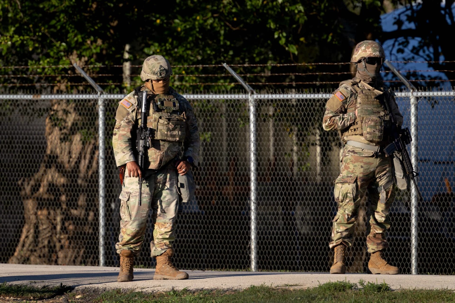 Miembros de la Guardia Nacional de Texas montan guardia en unas instalaciones de entrenamiento de la Reserva del Ejército en Elwood, Illinois, el 7 de octubre de 2025. (Scott Olson/Getty Images).