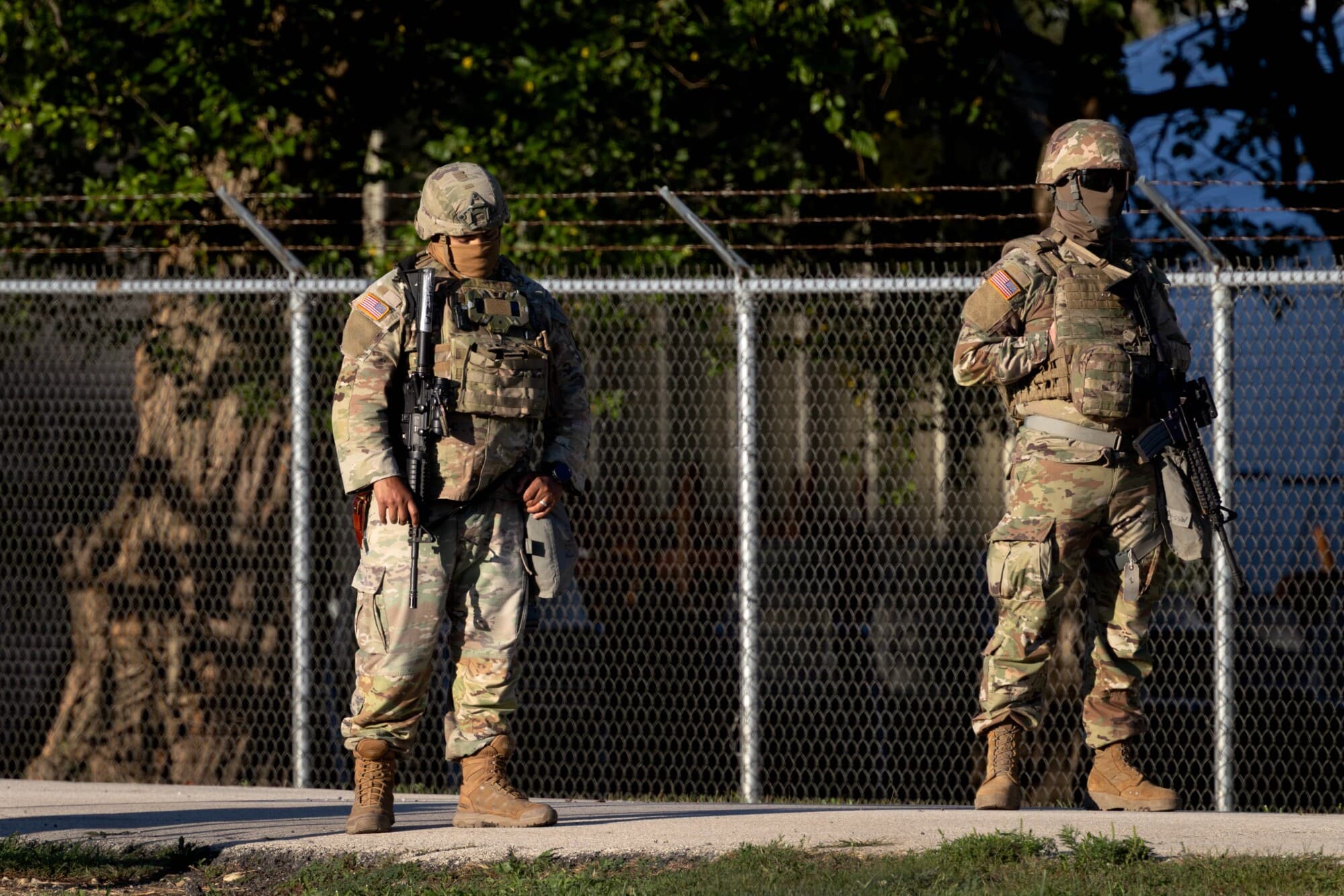 Miembros de la Guardia Nacional de Texas montan guardia en unas instalaciones de entrenamiento de la Reserva del Ejército en Elwood, Illinois, el 7 de octubre de 2025. (Scott Olson/Getty Images).