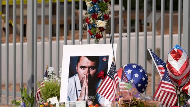 Un memorial improvisado crece en tamaño en la sede de Turning Point USA tras la muerte a tiros el miércoles pasado en una universidad de Utah de Charlie Kirk, fundador y director ejecutivo de la organización, de 31 años, el miércoles 17 de septiembre de 2025, en Phoenix. (AP Photo/Ross D. Franklin)