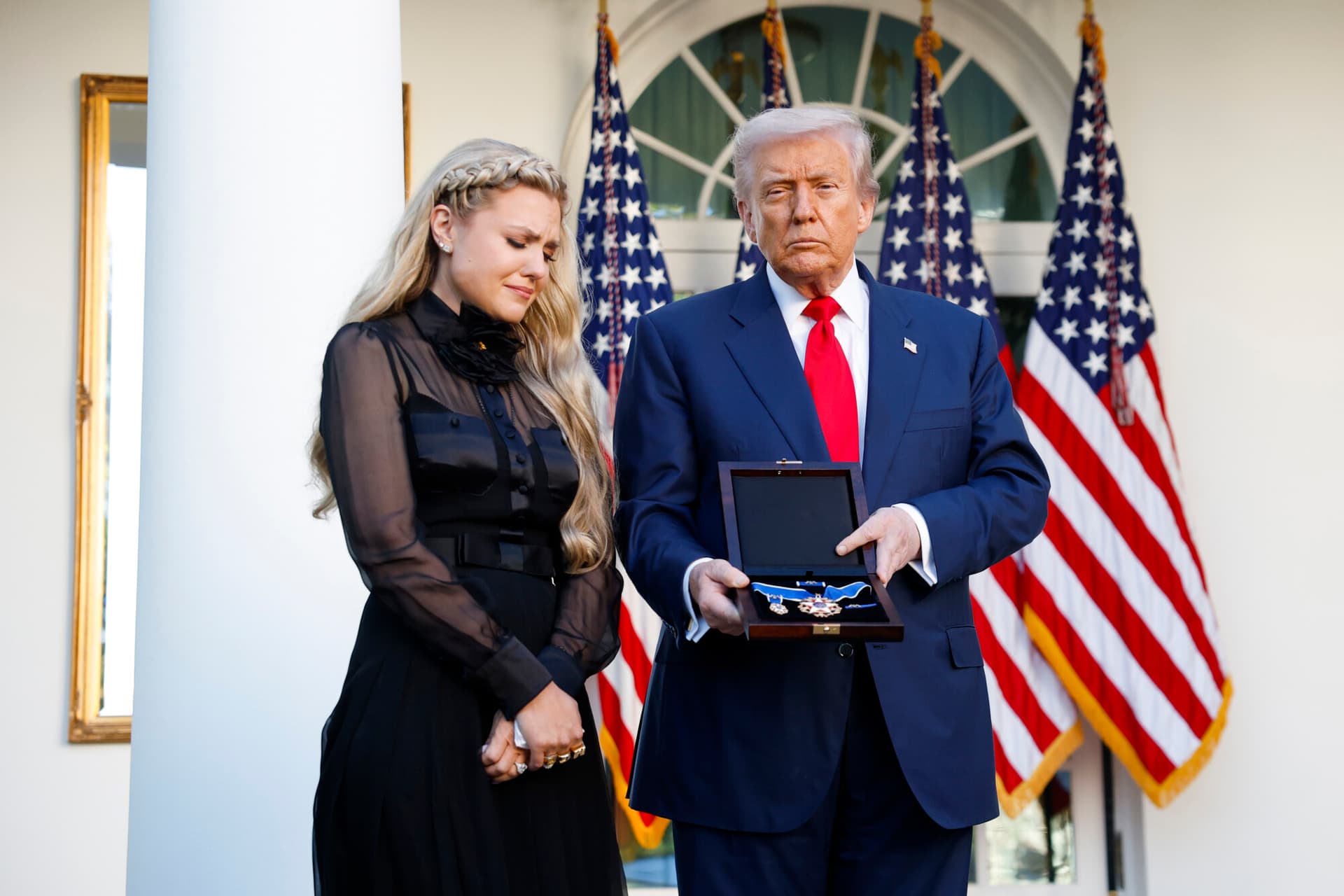 El presidente Donald Trump concede a título póstumo la Medalla Presidencial de la Libertad al fallecido activista conservador Charlie Kirk, mientras entrega la medalla a su esposa Erika Kirk (izquierda) durante una ceremonia celebrada en el Jardín de las Rosas de la Casa Blanca el 14 de octubre de 2025. (Kevin Dietsch/Getty Images)