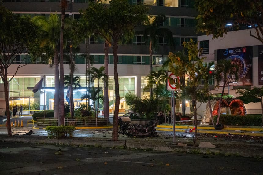 Fotografía que muestra un vehículo que explotó en los exteriores de un centro comercial este martes, en Guayaquil, Ecuador. (EFE/ Mauricio Torres)