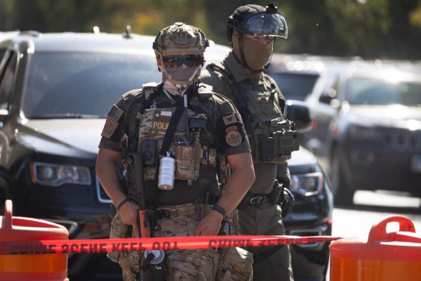 Agentes federales montan guardia tras el tiroteo de una mujer en el barrio de Brighton Park, en Broadview, Illinois, el 4 de octubre de 2025. (Scott Olson/Getty Images).