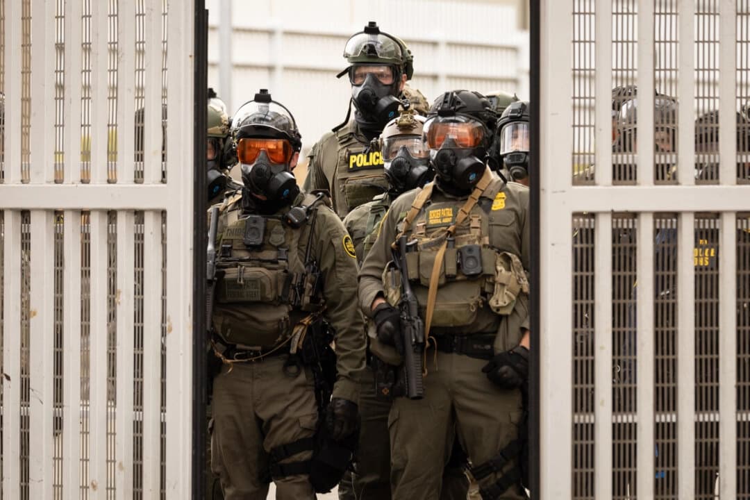 Agentes federales regresan al complejo de oficinas del Servicio de Inmigración y Control de Aduanas en Portland, Oregón, el 4 de octubre de 2025. (John Fredricks/The Epoch Times).