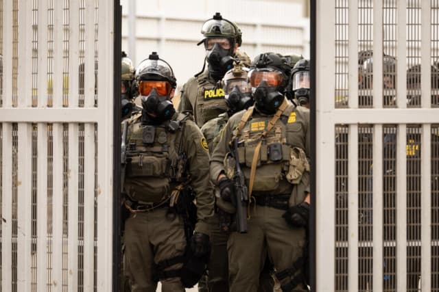 Seguridad Nacional emite advertencia contra el doxxing de oficiales del ICE