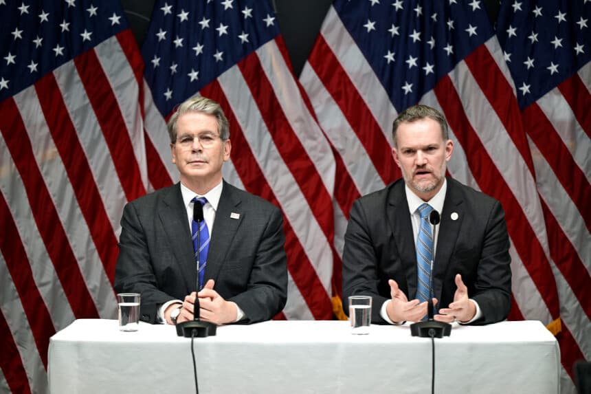 El secretario del Tesoro, Scott Bessent (izquierda), y el representante comercial, Jamieson Greer, ofrecen una rueda de prensa en Rosenbad tras la conclusión de las negociaciones comerciales entre Estados Unidos y China, en Estocolmo, Suecia, el 29 de julio de 2025. (Magnus Lejhall/TT News Agency/AFP a través de Getty Images).