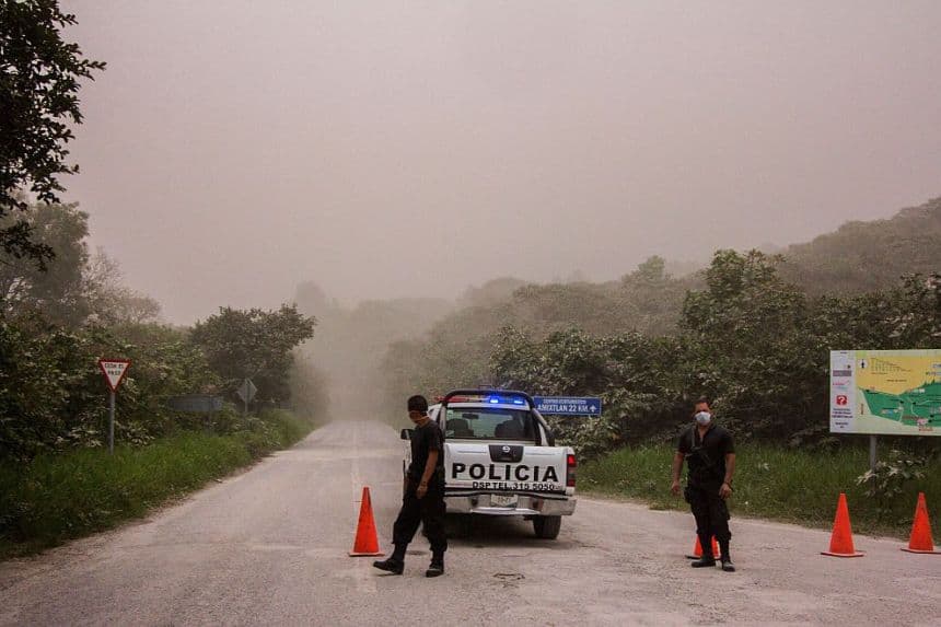 Policías bloquean una carretera en la comunidad de San Antonio, estado de Colima, México, el 11 de julio de 2015. (HÉCTOR GUERRERO/AFP a través de Getty Images)