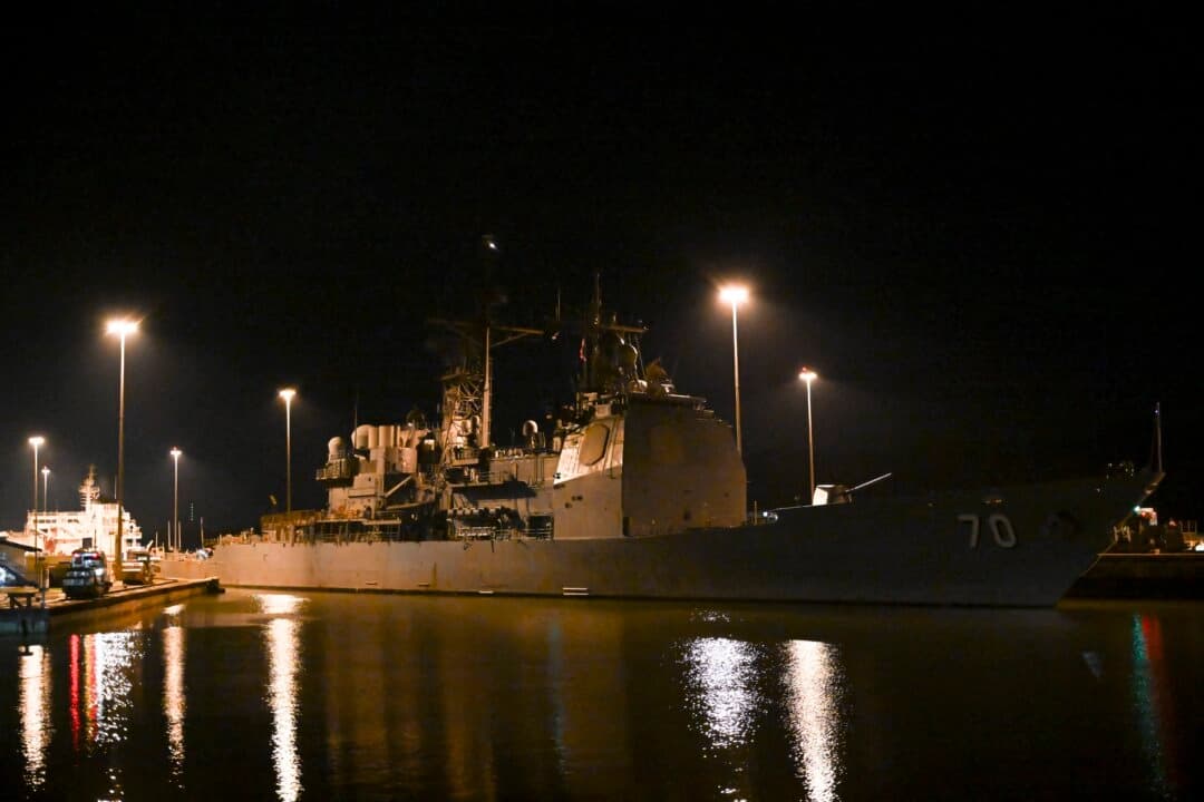 El buque de guerra USS Lake Erie (CG 70) de la Armada de Estados Unidos atraviesa las esclusas de Pedro Miguel del Canal de Panamá en medio de un despliegue naval estadounidense cerca de la costa de Venezuela en la ciudad de Panamá, el 29 de agosto de 2025. (Martin Bernetti/AFP/Getty Images)