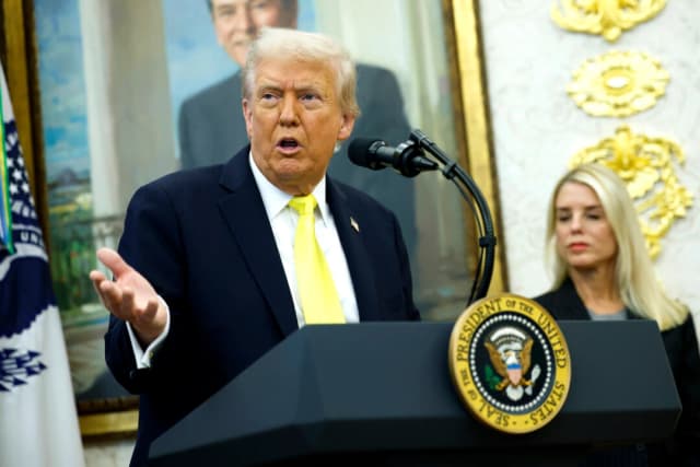 Trump dice que autorizó operaciones encubiertas de la CIA en Venezuela