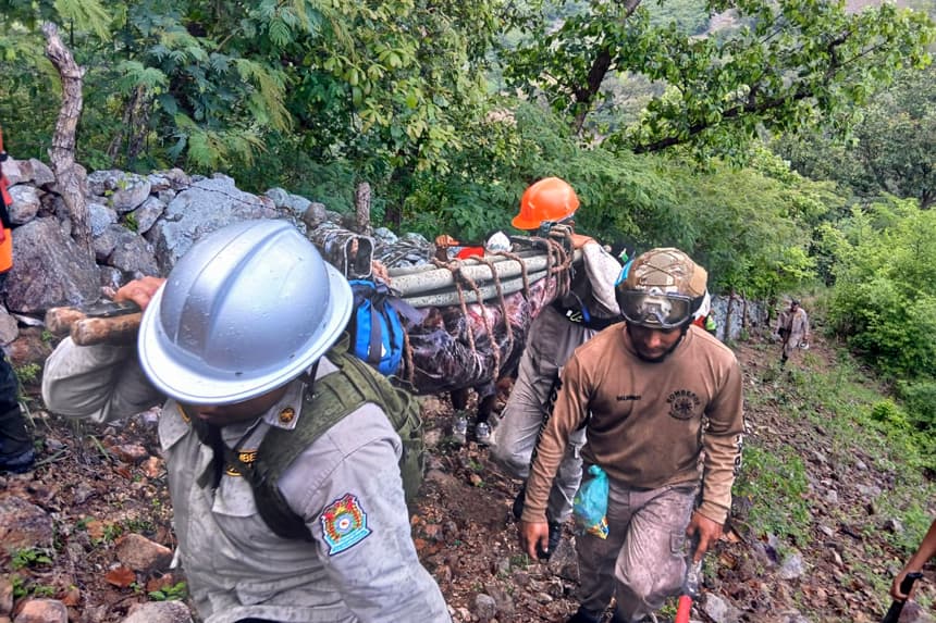 Fotografía cedida el pasado 13 de octubre por el Cuerpo de Bomberos de Honduras que muestra el rescate del cuerpo de un hombre que falleció ahogado, por efecto de las intensas lluvias, en Nacoame, Honduras. (EFE/Bomberos de Honduras)