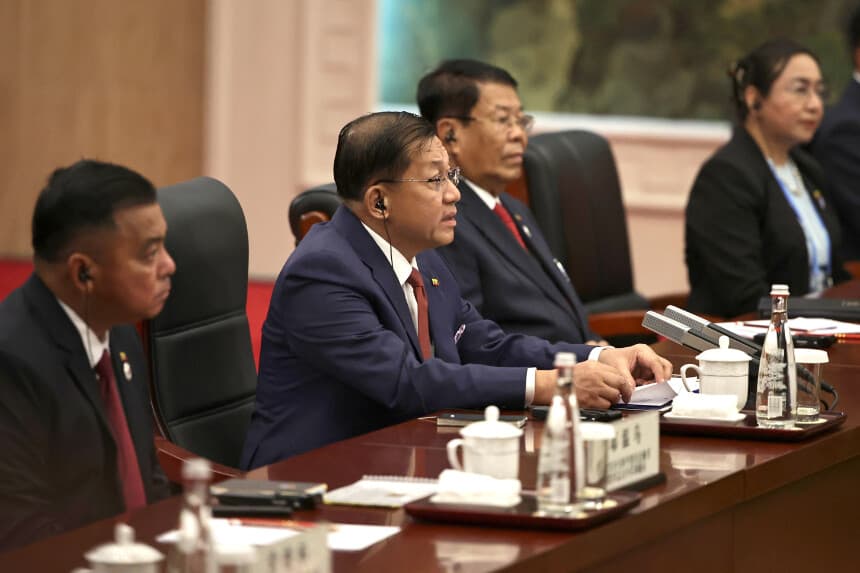 El jefe militar de Birmania, el general Min Aung Hlaing (C), en una reunión bilateral con el líder del Partido Comunista Chino, Xi Jinping, antes de la Cumbre de la Organización de Cooperación de Shanghái (OCS) de 2025, en la Casa de Huéspedes de Tianjin, el 30 de agosto de 2025 en Tianjin, China. (Andrés Martínez Casares - Pool/Getty Images).